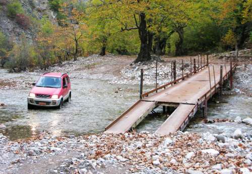 Φωτογραφία της τοποθεσίας όπου πρέπει να γίνει η υψίστης σημασίας Γέφυρα Μέγδοβα… το ποτάμι ο Μέγδοβας… και η πρόχειρη «...