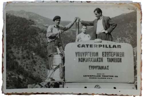 Έτος 1960... Ο Γιώργος Μακρής πάνω στη μπουλντόζα της Νομαρχίας Ευρυτανίας... (το παιδάκι είναι ο Αποστόλης Δ. Μακρής).....